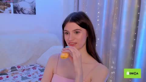 Snapshot of peach_mila chatting on 01.26.25 your love online show from 01.26.25