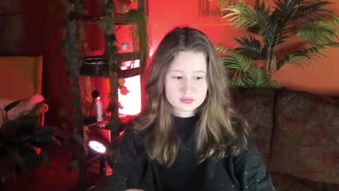 Snapshot of peach_mila chatting on 10.05.25 your love online show from 10.05.25