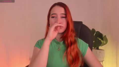 Snapshot of pear__moon chatting on 10.02.25 LILLY online show from 10.02.25