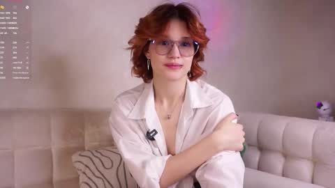 Snapshot of pebee chatting on 09.28.25 Lily online show from 09.28.25