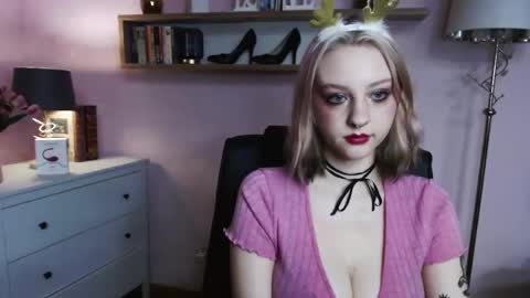 Snapshot of perfect_madeline chatting on 12.23.24 Madeline online show from 12.23.24