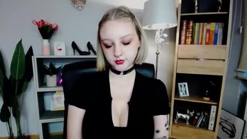 Snapshot of perfect_madeline chatting on 11.02.25 Madeline online show from 11.02.25