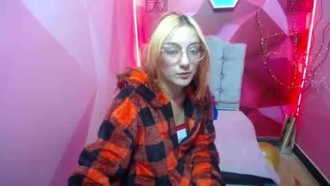 Snapshot of perla_red chatting on 01.16.25 PERLA RED online show from 01.16.25