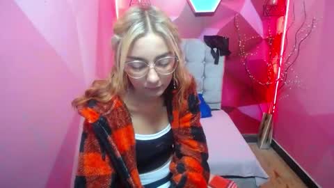Snapshot of perla_red chatting on 01.17.25 PERLA RED online show from 01.17.25