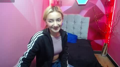 Snapshot of perla_red chatting on 02.12.25 PERLA RED online show from 02.12.25