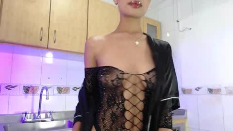Snapshot of perla_st chatting on 10.22.25 Perla online show from 10.22.25