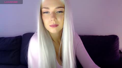 Snapshot of pervyblonde chatting on 12.18.24 Isabella online show from 12.18.24