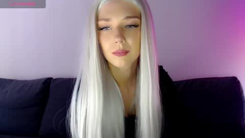 Snapshot of pervyblonde chatting on 02.18.25 Isabella online show from 02.18.25