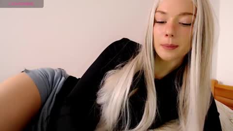 Snapshot of pervyblonde chatting on 03.17.26 Isabella online show from 03.17.26