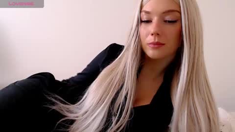 Snapshot of pervyblonde chatting on 03.23.26 Isabella online show from 03.23.26
