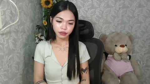 Snapshot of petite_angelx chatting on 01.28.25 angel online show from 01.28.25