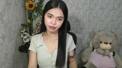 Snapshot of petite_angelx chatting on 02.01.25 angel online show from 02.01.25