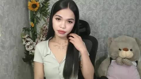 Snapshot of petite_angelx chatting on 02.04.25 angel online show from 02.04.25