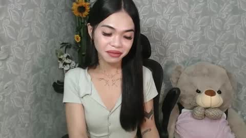 Snapshot of petite_angelx chatting on 02.05.25 angel online show from 02.05.25