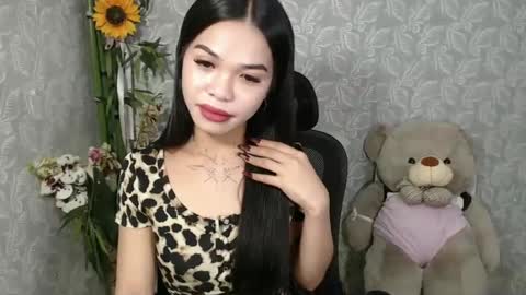 Snapshot of petite_angelx chatting on 03.05.25 angel online show from 03.05.25