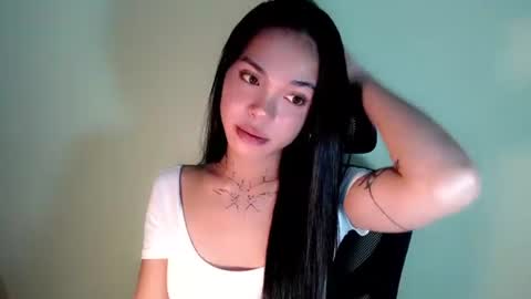 Snapshot of petite_angelx chatting on 09.10.25 angel online show from 09.10.25