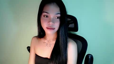 Snapshot of petite_angelx chatting on 09.11.25 angel online show from 09.11.25