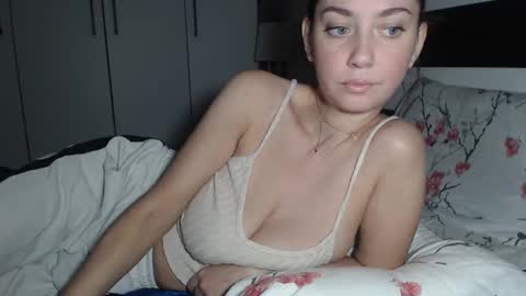 petite_danielle online show from 10.04.25