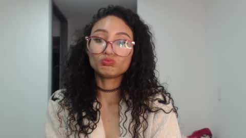 Snapshot of petite_kurly_qt chatting on 10.19.25 loli online show from 10.19.25