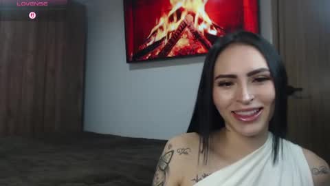 Snapshot of petite_linda chatting on 04.16.26 Linda online show from 04.16.26