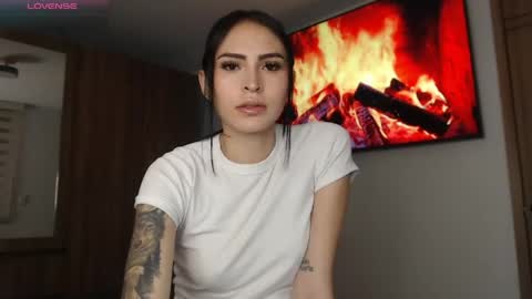 Snapshot of petite_linda chatting on 04.19.26 Linda online show from 04.19.26