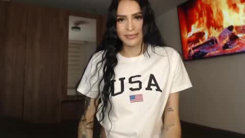 Snapshot of petite_linda chatting on 04.24.26 Linda online show from 04.24.26