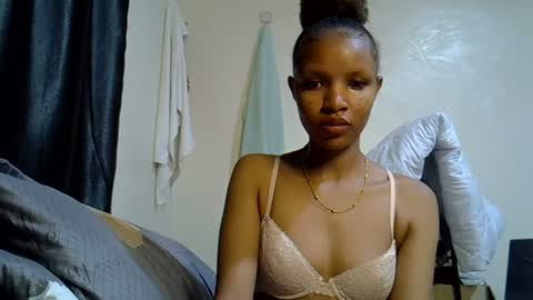 Snapshot of petite_melinda chatting on 06.11.26 petite_melinda online show from 06.11.26