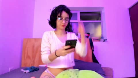 Snapshot of petitee_lunna chatting on 01.01.25 Lunna online show from 01.01.25