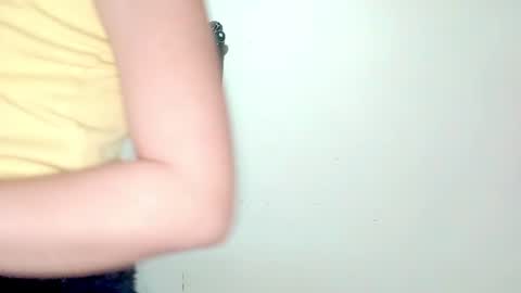 Snapshot of petiteivoryqueen chatting on 08.06.26 danna online show from 08.06.26
