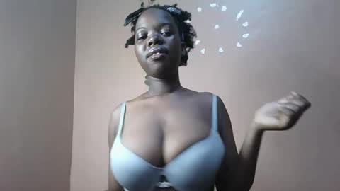 Snapshot of petitemomma76379 chatting on 05.13.26 sexy chocolate online show from 05.13.26