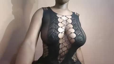 Snapshot of petitemomma76379 chatting on 05.16.26 sexy chocolate online show from 05.16.26