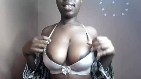 Snapshot of petitemomma76379 chatting on 05.22.26 sexy chocolate online show from 05.22.26