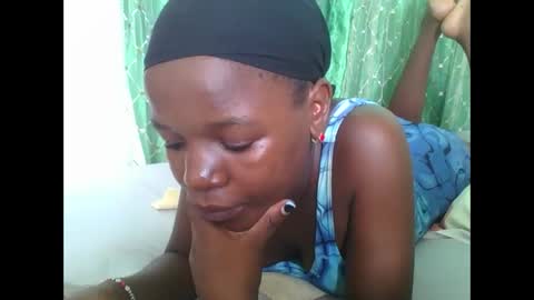 petitesweetchiq online show from 12.20.25