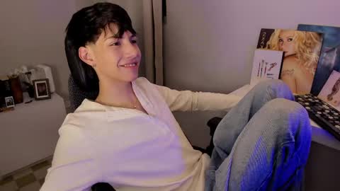 Phil.   INDEPENDENT MODEL online show from 04.02.26