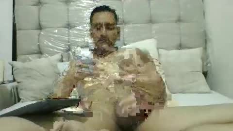 Snapshot of pieslatinos chatting on 12.24.24 pieslatinos online show from 12.24.24