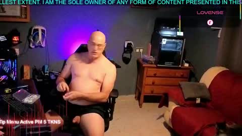 Snapshot of pilot_dave_69 chatting on 10.05.25 Dave online show from 10.05.25