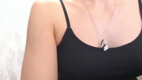 Snapshot of pineapple__mood chatting on 03.12.25 online show from 03.12.25