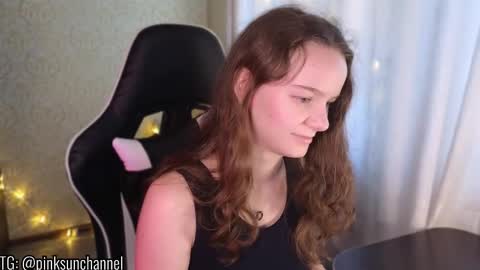 Snapshot of pink__sun chatting on 09.13.25 Stephanie online show from 09.13.25