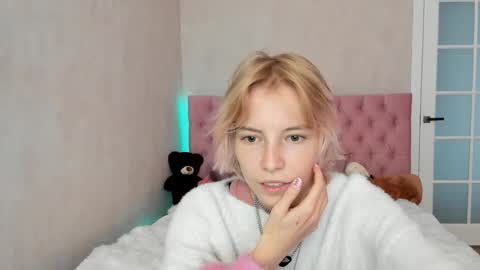 Snapshot of pink_lila18 chatting on 09.14.25 pink_lila18 online show from 09.14.25