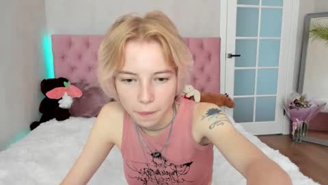 Snapshot of pink_lila18 chatting on 09.15.25 pink_lila18 online show from 09.15.25