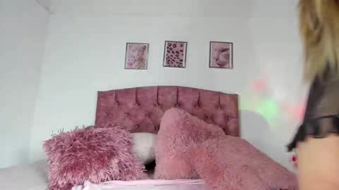 Snapshot of pink_rose5 chatting on 11.08.25 pink_rose5 online show from 11.08.25