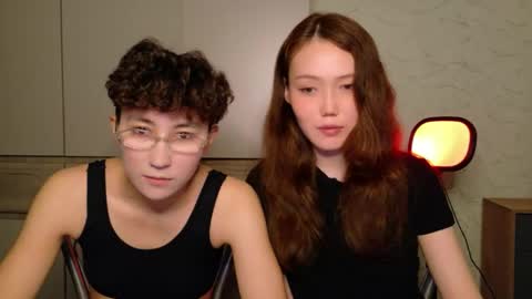 Snapshot of pinkylovers chatting on 05.27.26 Li long hair and Ru short hair online show from 05.27.26