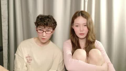 Snapshot of pinkylovers chatting on 06.05.26 Li long hair and Ru short hair online show from 06.05.26
