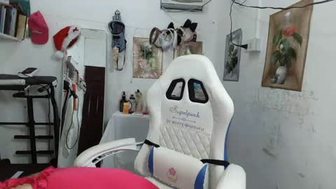 Snapshot of pinkyrosexx chatting on 12.09.24 Rose online show from 12.09.24