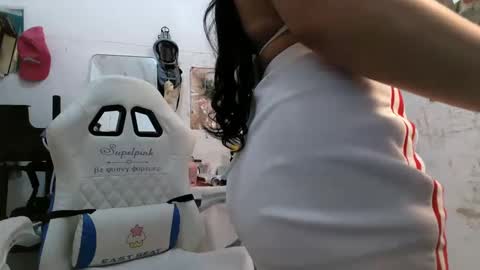 Snapshot of pinkyrosexx chatting on 12.21.24 Rose online show from 12.21.24