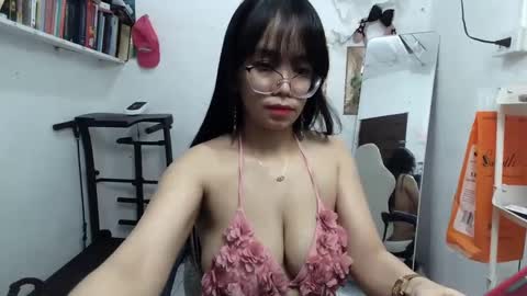 Snapshot of pinkyrosexx chatting on 01.27.25 Rose online show from 01.27.25
