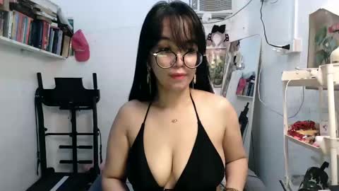 Snapshot of pinkyrosexx chatting on 01.29.25 Rose online show from 01.29.25