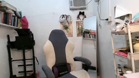 Snapshot of pinkyrosexx chatting on 02.04.25 Rose online show from 02.04.25
