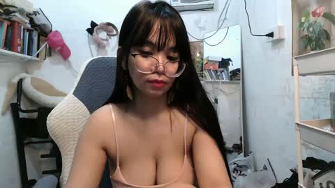 Snapshot of pinkyrosexx chatting on 03.11.25 Rose online show from 03.11.25