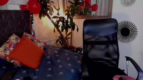 Snapshot of pixy_20 chatting on 02.14.25 cris online show from 02.14.25